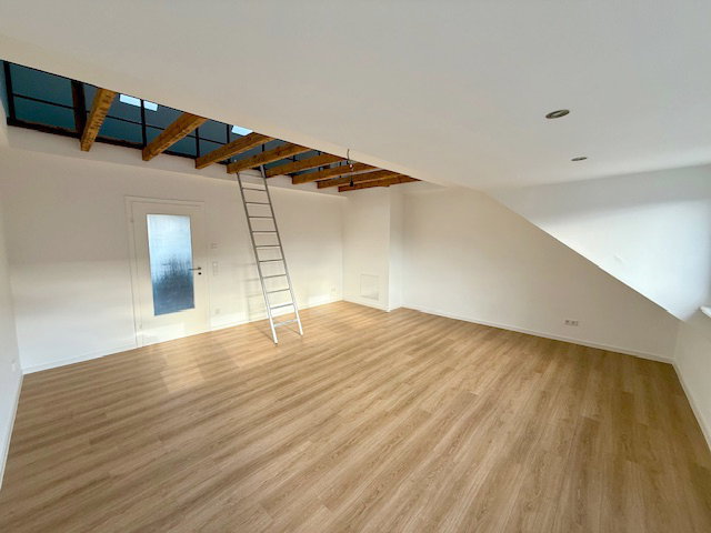 Reserviert! Im Herzen von Neuss: Helle und sanierte 3-Zimmerwohnung im Dachgeschoss mit Tageslichtduschbad